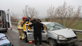 Kontrolden çıkan otomobil refüje ve bariyerlere çarptı: 1 ölü, 1 yaralı