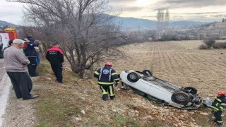 Kontrolden çıkan otomobil tarlaya uçtu; 2 yaralı