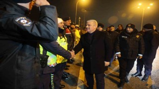 Konya protokolü, sürücülerin ve polislerin yeni yılını kutladı