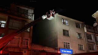 Konyada 3 katlı binanın çatısında yangın paniği