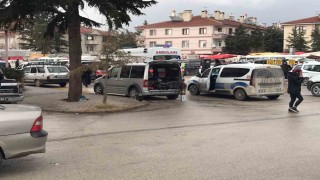 Konyada pazarda taşlı-sopalı kavga: 5 yaralı