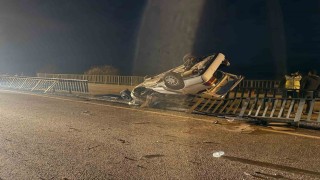 Köprü demirlerine çarpan araç hurdaya döndü: 1 ölü, 3 yaralı