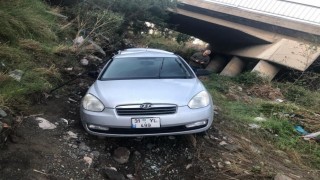 Köprüden uçan otomobilin sürücüsü yaralandı