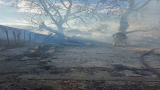 Korkutelinde yanan ev kullanılamaz hale geldi