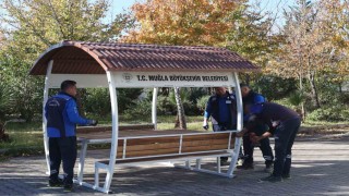 Köyceğizde ortak yaşam alanlarına kent mobilyası yerleştirildi