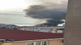 Küçükçekmecede 4 katlı binanın çatı katından alevler yükseldi: O anlar kamerada