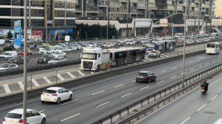 Küçükçekmecede metrobüs yangını