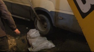 Küçükçekmecede minibüs yağmur sonrası çöken yola düştü