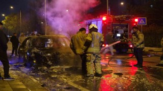 Küçükçekmecede seyir halindeki otomobil alev topuna döndü