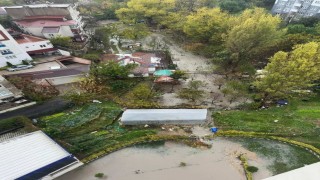 Küçükçekmecede site otoparkını su bastı