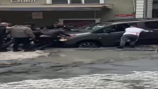 Küçükçekmecede yağmur sonrası çöken yolda, araçlar çukura düştü