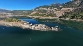 Kuraklık Kıbrısa içme suyu sağlayan barajı da vurdu: Su altındaki köy ortaya çıktı