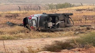 Kurtalanda devrilen otomobilin sürücüsü yaralandı