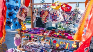 Kuşadasında kurulan yılbaşı pazarı rengarenk görünümüyle ilgi odağı oldu