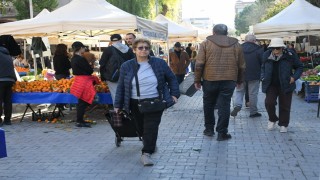 Kuşadasında Yerel Üretici Sergisinın tezgahları kışa özgü sebze ve meyvelerle doldu