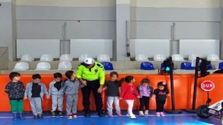 Kütahya İl Emniyetinden Simavda trafik eğitimi ve bilgilendirme faaliyetleri