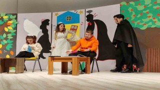 Kütahyada Çekmez Köy tiyatro oyunu minik öğrencilerle buluştu