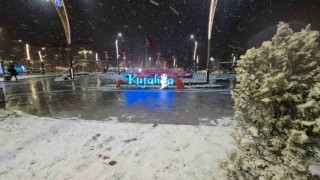 Kütahyada kar yağışı kenti beyaza bürüdü