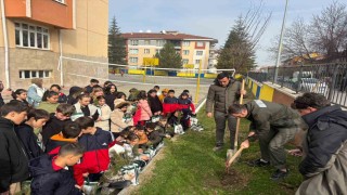 Kütahyada öğrenciler fidanları toprakla buluşturdu