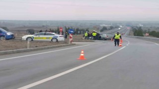 Kütahyada otomobil ile traktör çarpıştı: 2 yaralı