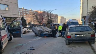 Kütahyada park halindeki araçlara çarpan otomobil takla attı: 2 yaralı