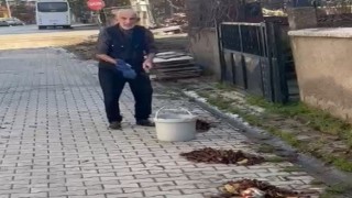 Kütahyada yaşlı adamdan çevreye örnek temizlik dersi