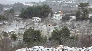 Kütahyanın yüksek kesimleri mevsimin ilk karıyla beyaza büründü