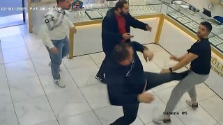 Kuyumcuların müşteri kavgası kamerada