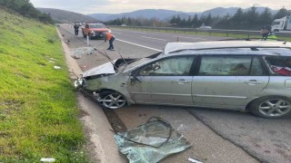 Lastiği patlayan otomobil bariyere çarpıp takla attı