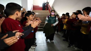 Lösemiyi yenen İkranur 3 yıl sonra okula döndü, çiçek ve balonlarla karşılandı