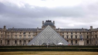 Louvre Müzesinde su sızıntısı: Yaklaşık 400 nadir kitap hasar gördü