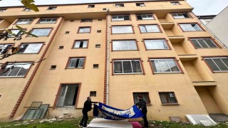 Mahsur kalan kedi için yatak taşıyıp battaniye gerdiler