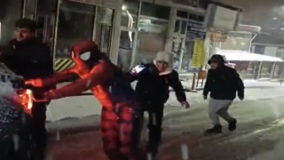 Mahsur kalan sürücüye örümcek adam desteği