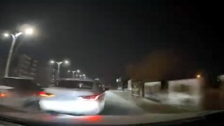 Makas atıp araca çarptı, bir şey olmamış gibi olay yerinden kaçtı