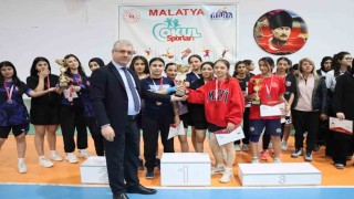 Malatyada badminton ve futsal il şampiyonları kupalarını aldı