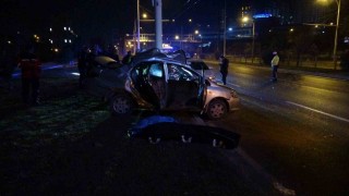 Malatyada kontrolden çıkan araç trambüs direğine çarptı: 1 ölü 1 ağır yaralı