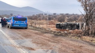 Malatyada kontrolden çıkan kamyon devrildi: 1 yaralı