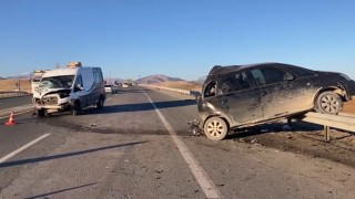 Malatyada minibüs ile otomobil çarpıştı: 1i ağır 3 yaralı