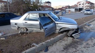 Malatyada temizlik aracı ile çarpışan araç refüje çıktı