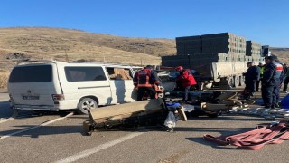 Malatyada tır ile minibüs çarpıştı: 3 ölü