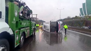 Maltepede servis minibüsü devrildi: 5 yaralı