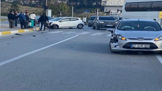 Manavgatta iki otomobil çarpıştı, sürücülerden biri yaralandı