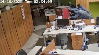 Manisada 2 milyon avroluk soygun kamerada: Çelik kasayı metrelerce sürüklediler