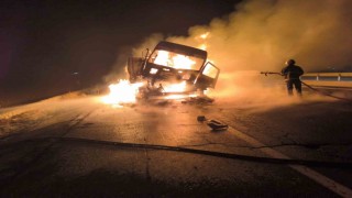 Mardinde çarpışan iki tırdan biri yandı