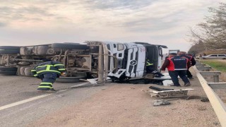 Mardinde devrilen akaryakıt yüklü tırın sürücüsü yaralandı