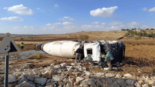 Mardinde devrilen beton mikserinin sürücüsü yaralandı