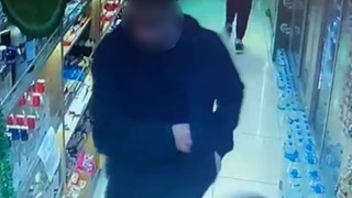 Marketten alkollü içecek çalan şahıs kameraya yakalandı