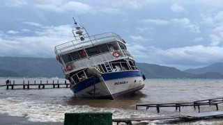 Marmariste iskeleye çarpan tekne karaya oturdu