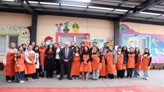 Masal kahramanlarıyla minik hastalara moral