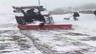 Mazıdağında traktörlerin arkasına bağlanan aparatlarla kar temizleme çalışması yaptılar